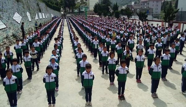 Китайцы следят за учениками через униформу