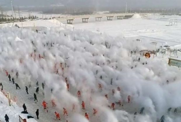 Снегопад из кипятка-флешмоб в Китае