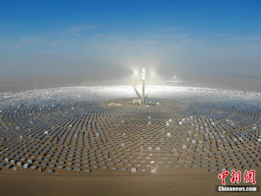 Китай построил солнечную электростанцию мощностью 100 мегаватт