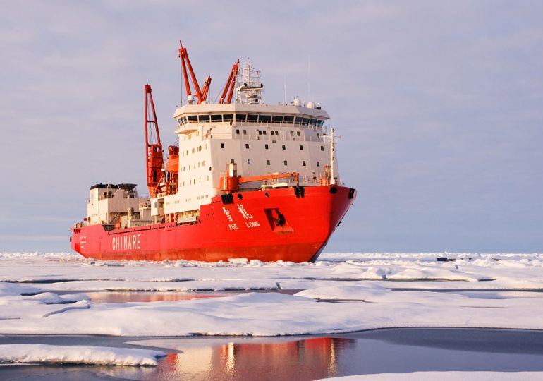 Китайская экспедиция в Антарктике столкнулась с айсбергом