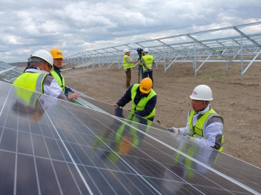 Китайские специалисты возводят солнечную электростанцию в Украине