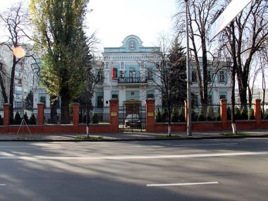 Китайское посольство в Украине меняет график работы без предупреждений