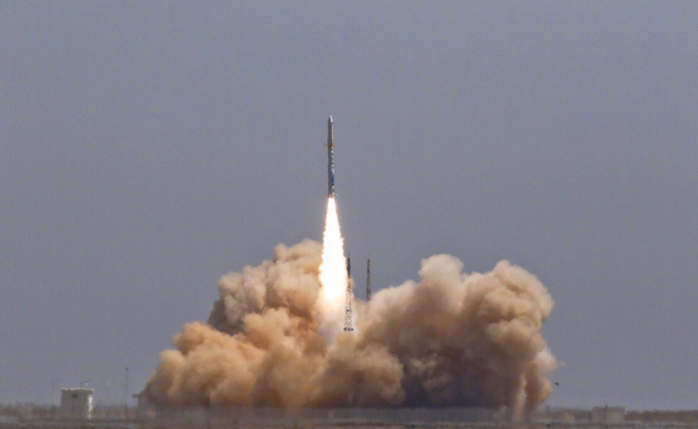 Китай впервые запустил на космическую орбиту два коммерческих спутника