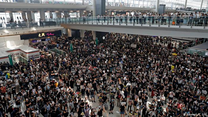 Протесты в Гонконге: власти сравнили выступления с терроризмом, аэропорт возобновил  работу