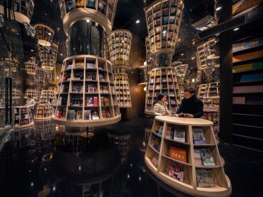 В Китае открыли книжный магазин с бесконечными стеллажами