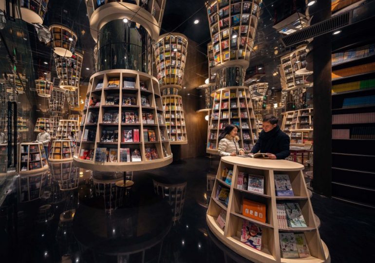 В Китае открыли книжный магазин с бесконечными стеллажами