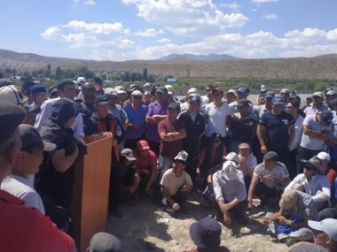 В Киргизии после акций протеста приостановлена работа китайского рудника Zhong Ji Mining