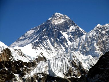 Китай и Непал повторно измеряют высоту Эвереста