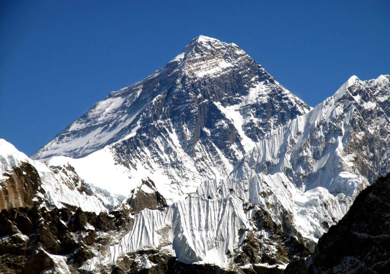 Китай и Непал повторно измеряют высоту Эвереста