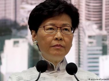 Китай планирует сменить главу Гонконга