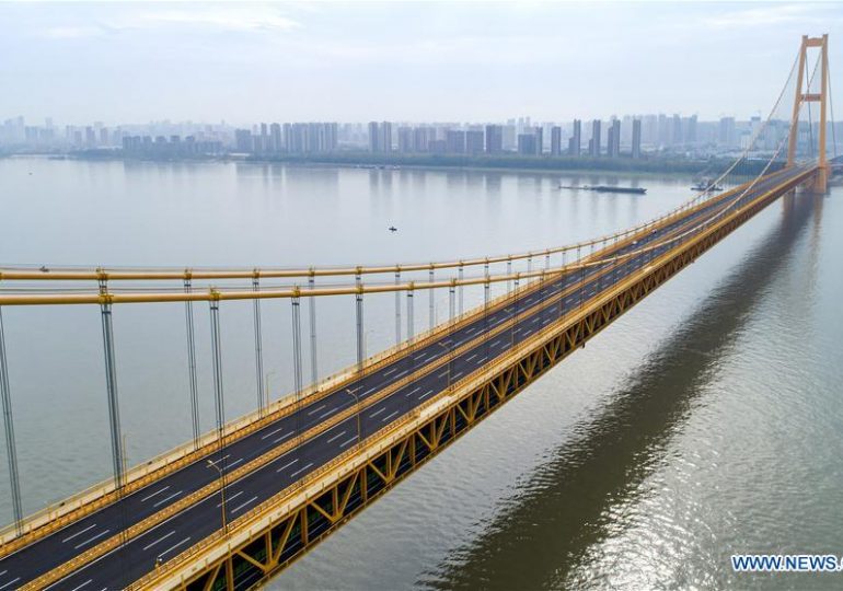 В Китае открыли двухэтажный подвесной мост