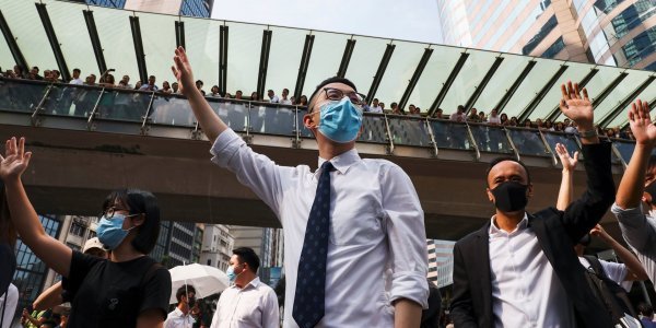 В Гонконге парализована работа общественного транспорта, закрыты университеты и школы