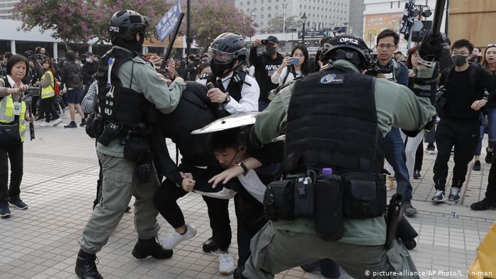 В Гонконге полиция разогнала первую акцию в поддержку уйгуров