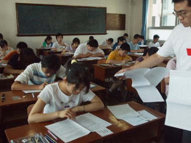 Китай запретил обучать школьников по иностранным учебникам