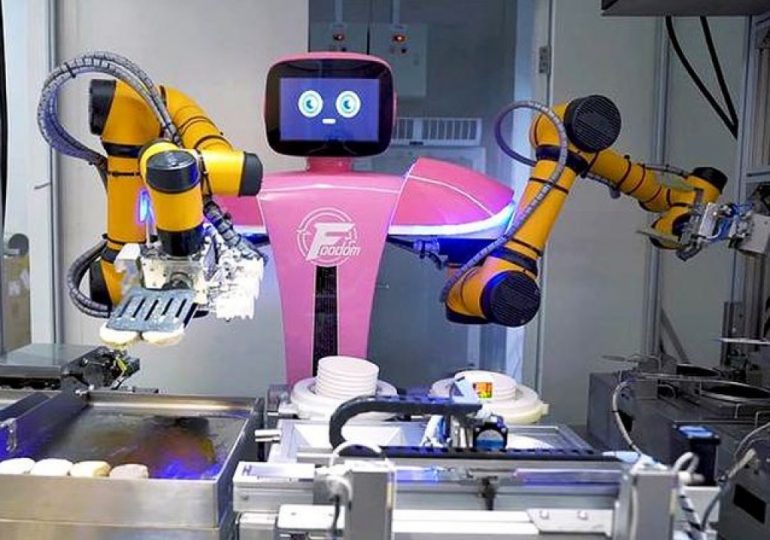 Китайцы открыли ресторан, в котором работают только роботы