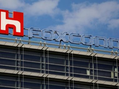 Foxconn будет платить своим сотрудникам по $1000 ради возобновления работы в Китае