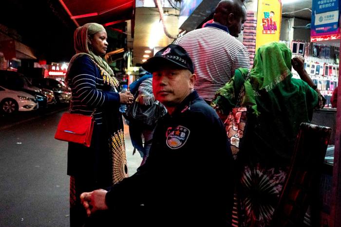 Расизм и коронавирус: Африка осудила дискриминацию своих граждан в Гуанчжоу