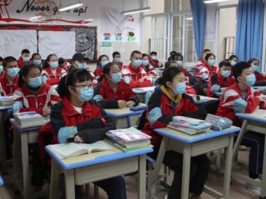 В больших городах Китая начинают открывать школы