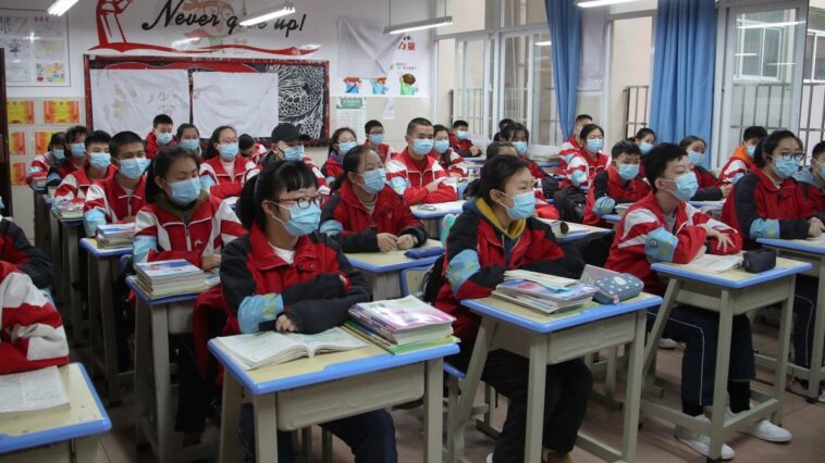 В больших городах Китая начинают открывать школы