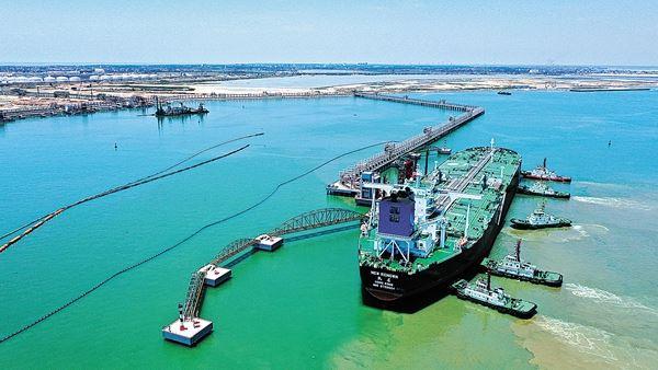 Sinopec Corp ввела в эксплуатацию крупнейший нефтехимический порт в Китае