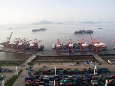 Грузооборот основных портов Китая снизился на 5,6%