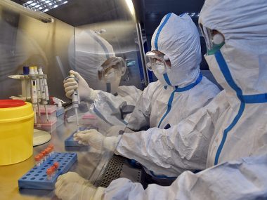 Появился не на рынке: китайские медики опровергли первую версию появления коронавируса