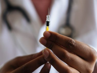 Китай рассчитывает выпустить вакцину от коронавируса к концу года
