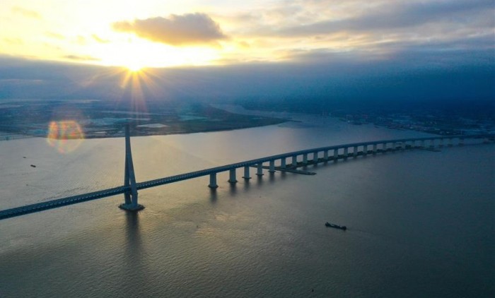 В Китае открыли мост с самым длинным в мире пролетом