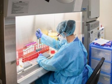 Специалисты КНР и ОАЭ совместными усилиями первыми в мире перешли к третьей стадии испытаний вакцины от коронавируса