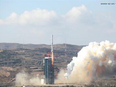 Китай запустил на околоземную орбиту три спутника