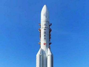 В Китае доставили на стартовую площадку ракету для экспедиции на Марс