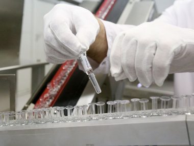 Власти Китая с июля начали вакцинировать от коронавируса сотрудников на рискованной работе