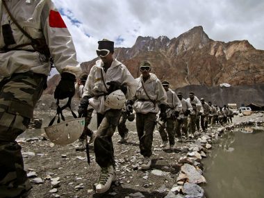 Индия и Китай наращивают военные силы на линии соприкосновения в Гималаях