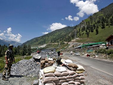 Индия и Китай договорились урегулировать конфликт на спорном участке границы в Гималаях