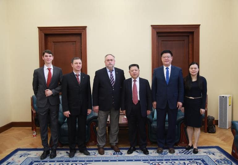 Посол Камышев обсудил углубление политического сотрудничества с Кабинетом советников правительства КНР