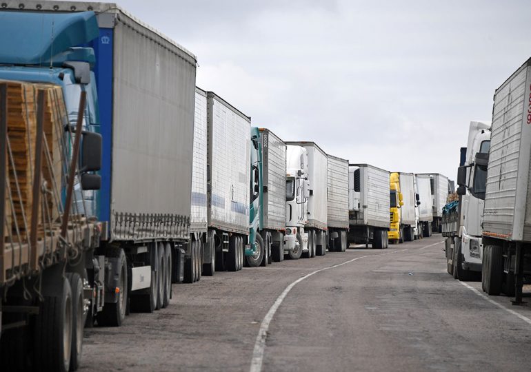 Российские дальнобойщики устроили забастовку на границе с Китаем из-за тестов на COVID-19