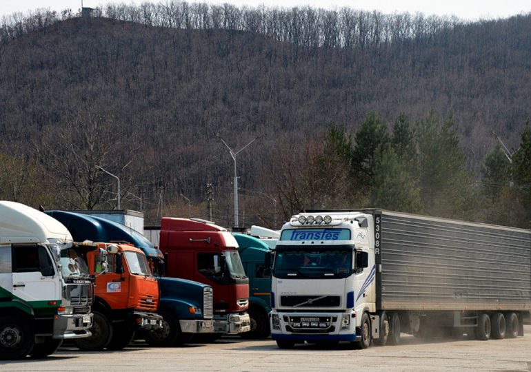 Китай закрыл границу для перевозок с Россией в Приморье