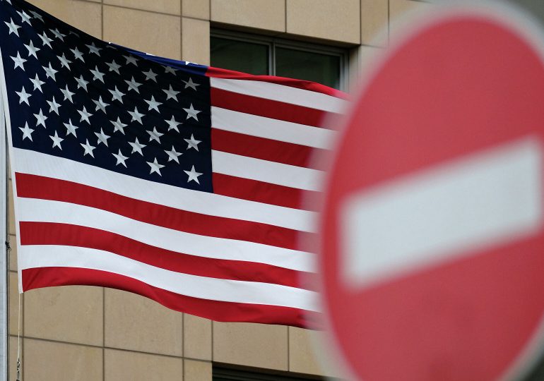 США вводят визовые ограничения против китайских чиновников и военных