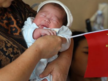 Снижение рождаемости в Китае угрожает экономическому росту – WSJ