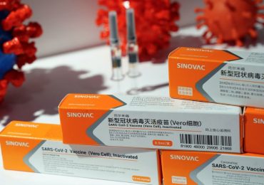 Украина одобрила китайскую вакцину Sinovac от коронавируса