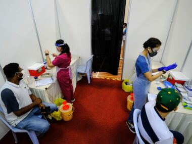 Китайские производители вакцин предоставят до 550 млн доз по программе COVAX