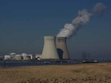 Китаю нужно наращивать ядерную и гидроэнергетику – экспертный доклад