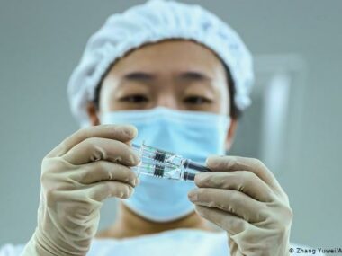 Сингапур поставил под сомнение эффективность китайской вакцины Sinovac