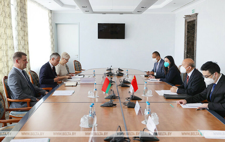Посол КНР в Беларуси и Владимир Кухарев обсудили торгово-экономическое сотрудничество Минска и городов Китая