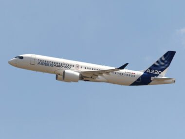 Airbus поставит в Китай узкофюзеляжные самолёты A220