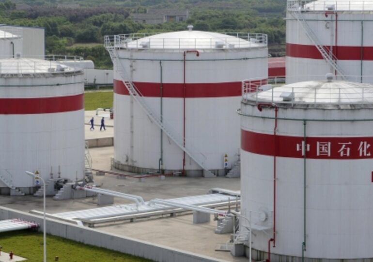 Китай планирует продать 7.4 млн баррелей нефти из госрезервов