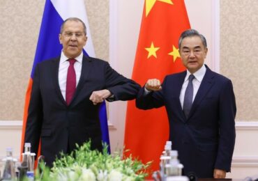 Китай готов сотрудничать с РФ для снижения напряженности на Ближнем Востоке – Ван И