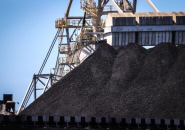 Китайские импортеры оплачивают юанями уголь и нефть из РФ – Bloomberg