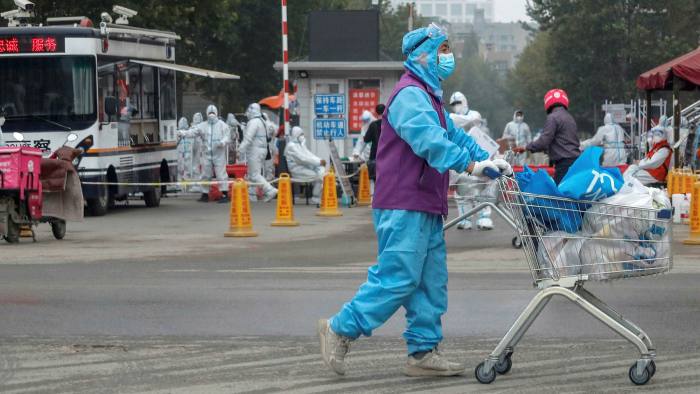 Западные управленцы покидают Китай в связи с ужесточением коронавирусных ограничений