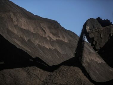 Фьючерсы на железную руду выросли на 4% на фоне политики Китая